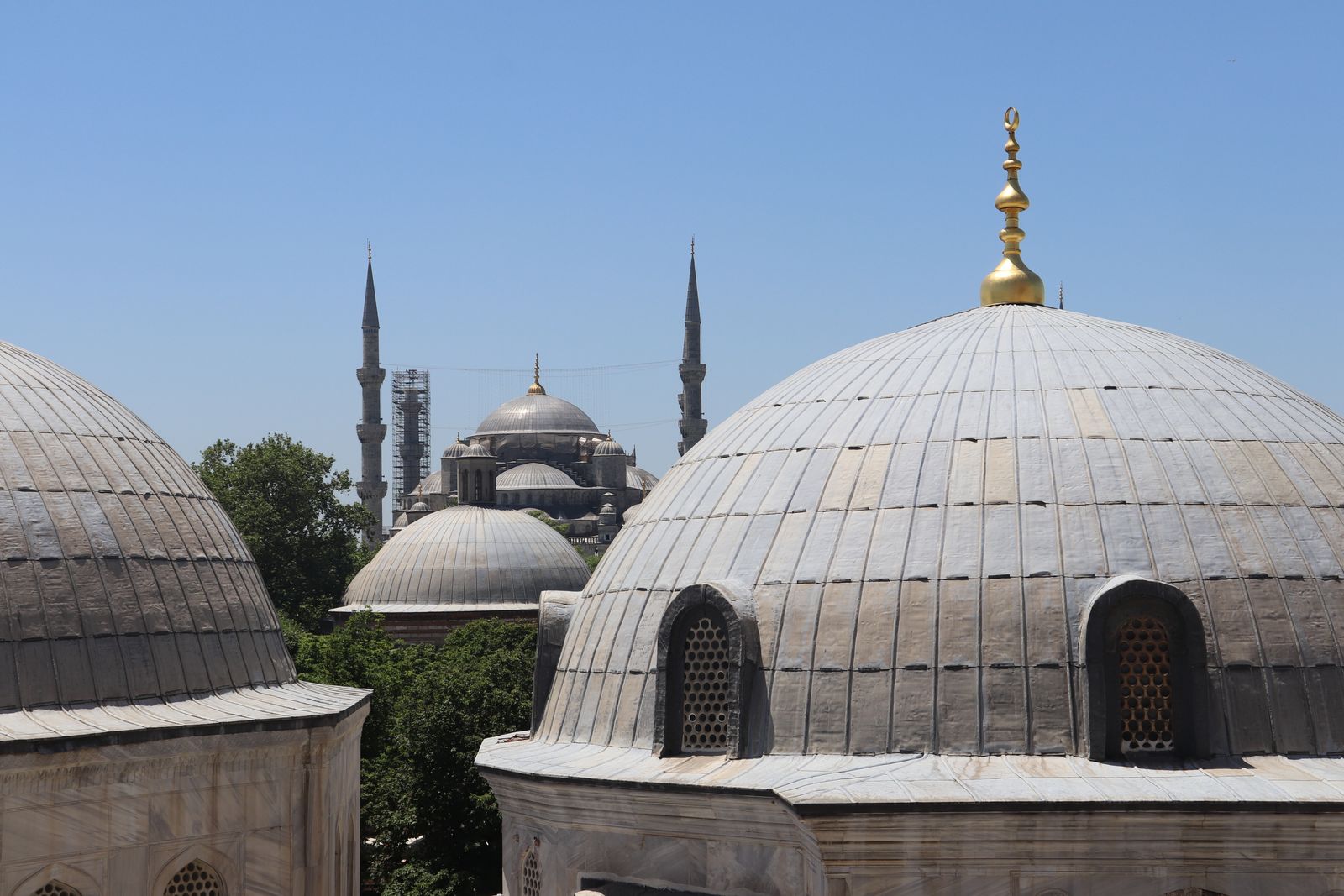 Les dômes et les minarets de la mosquée Sultanahmet, à Istanbul, sous un ciel bleu