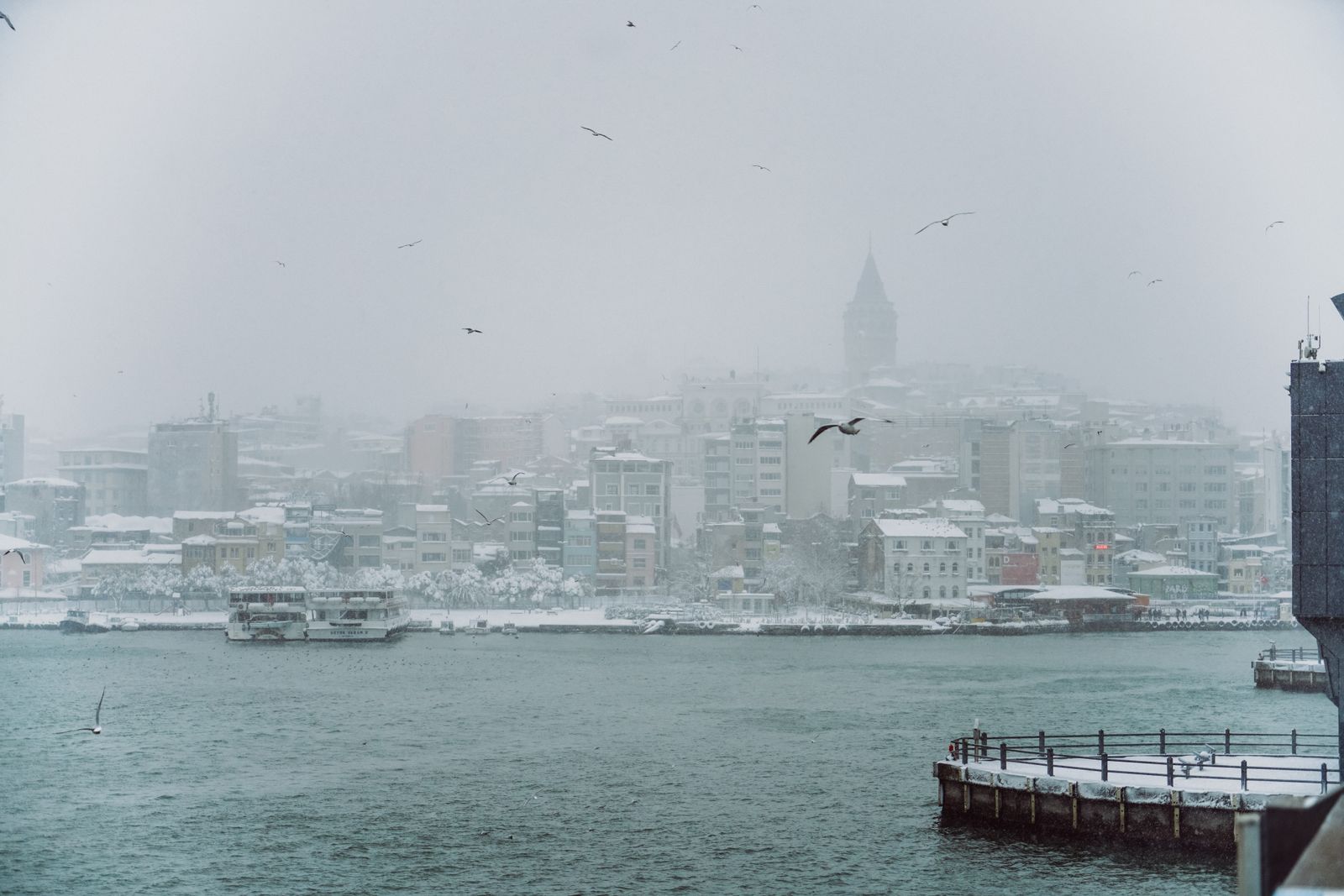La tour de Galata à peine visible sous la neige, au-dessus de l'eau, à Istanbul