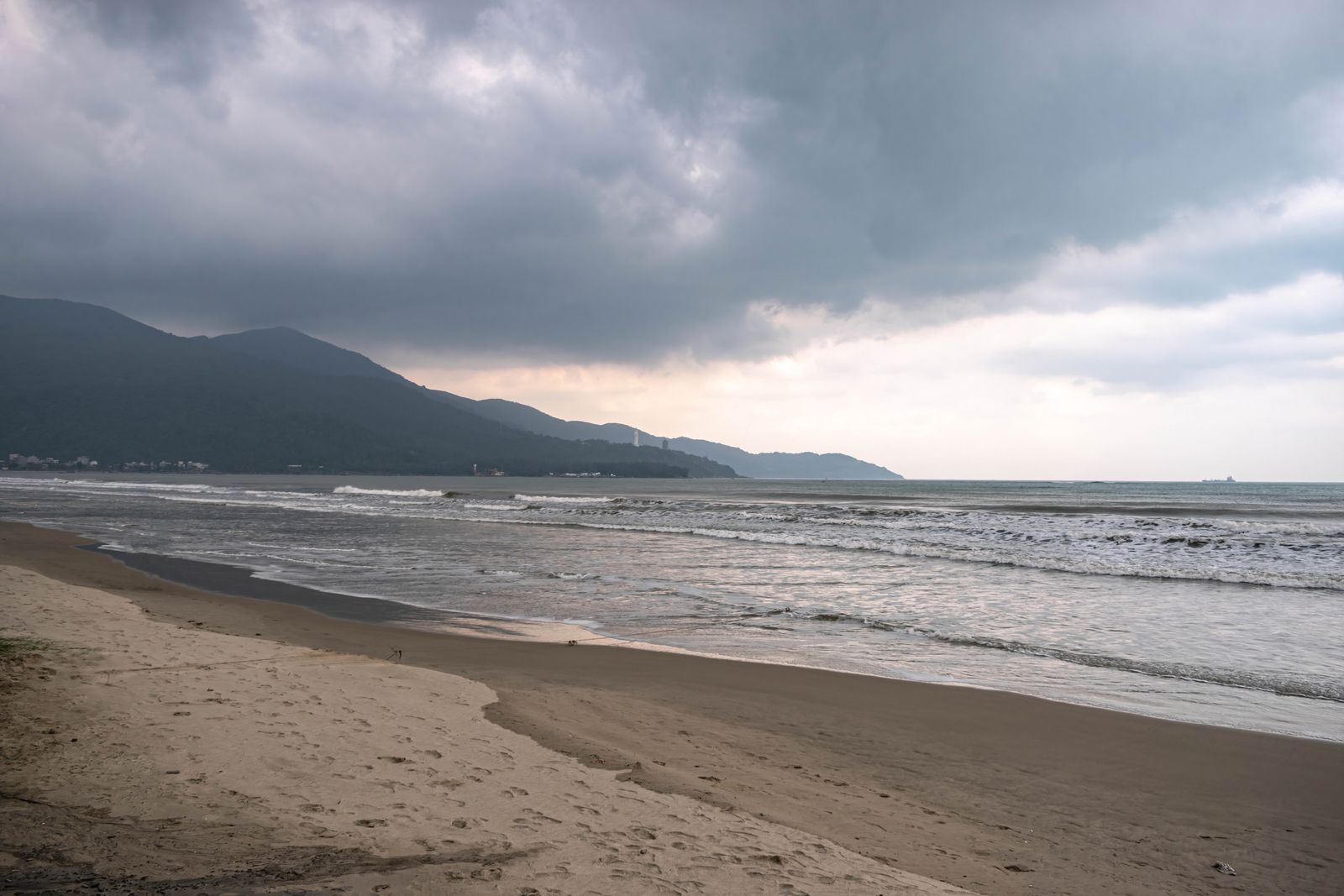 Plage de Da Nang sous un ciel de pluie, montagne dans les nuages