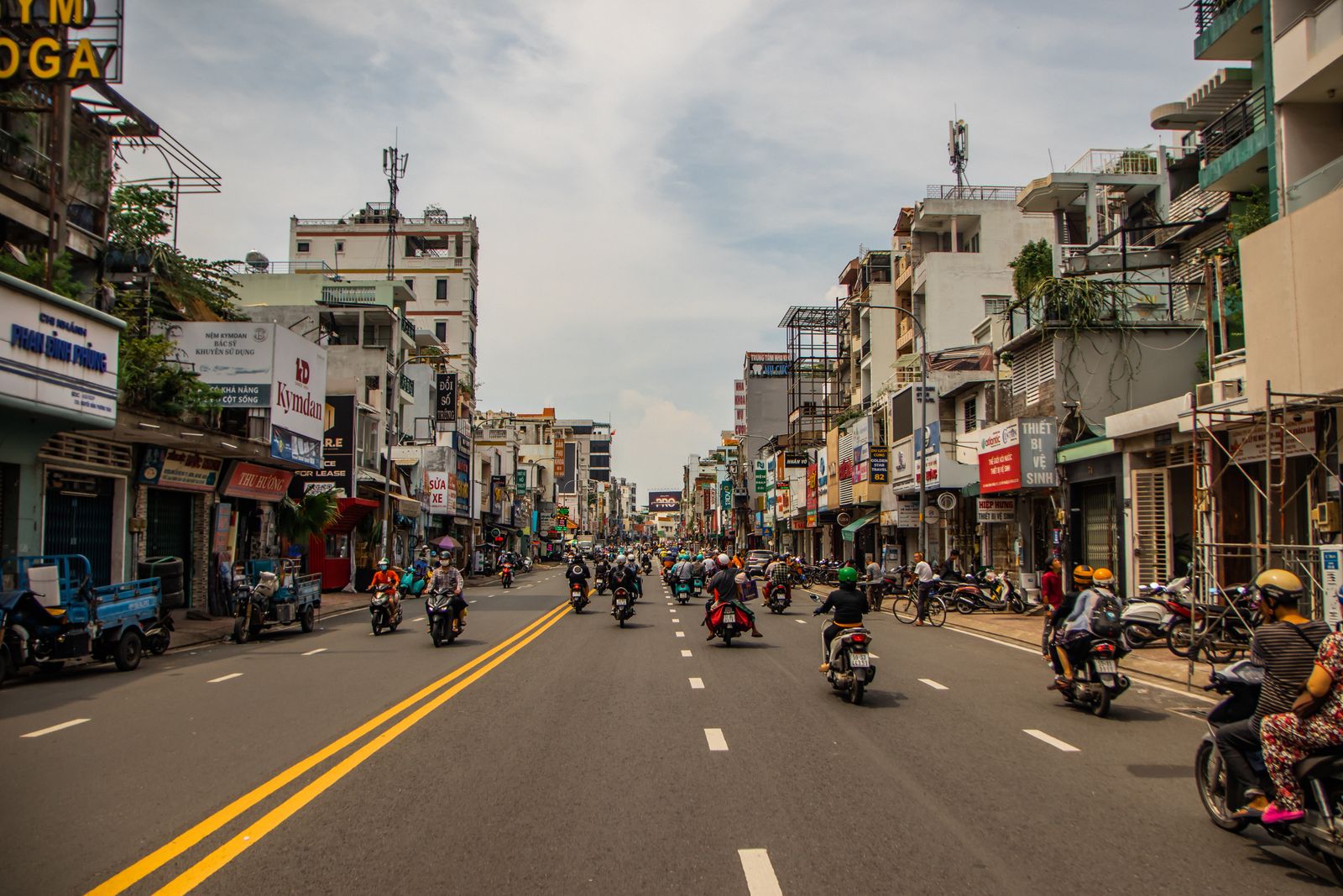 Rue de Hô Chi Minh-Ville encombrée de motos sous un ciel couvert